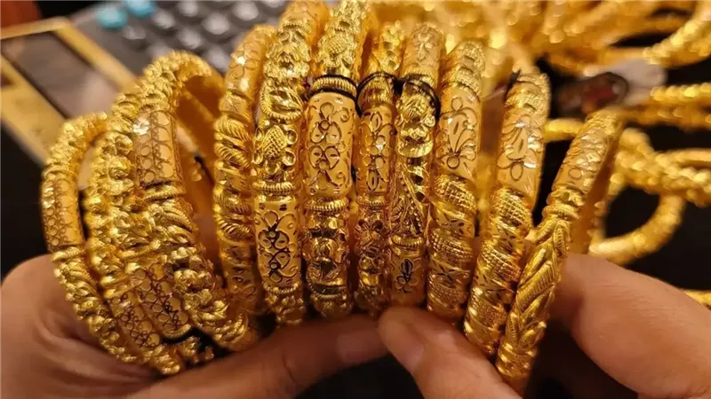 ما وراء الهبوط العنيف للذهب؟.. خبير يفسر لعبة الأسواق الأمريكية