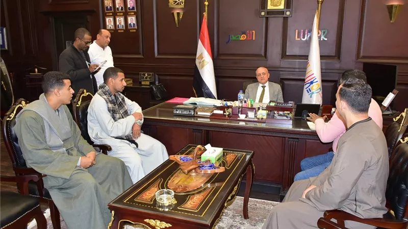 محافظ الأقصر يستقبل أهالي قرية طفنيس المطاعنة لبحث الشكاوى