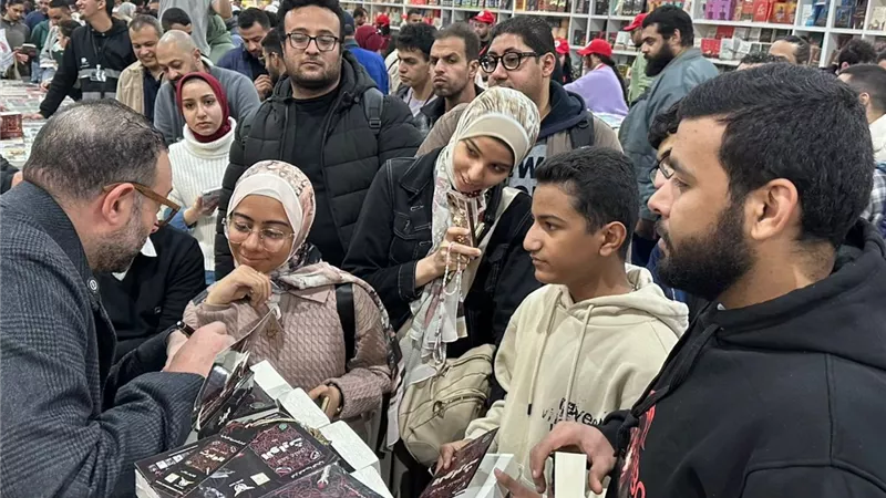 طوابير القراء تحاصر جناح أحمد عثمان بتوقيع «الوارث»
