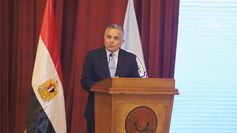 هدايا رئيس جامعة السويس للعاملين  .. مكافأة مالية وإرجاء خصومات التأخير