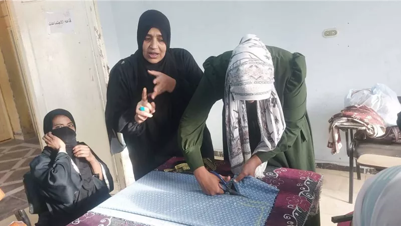 الشباب والرياضة بالأقصر تنظم دورة تدريبية في مجال الخياطة 
