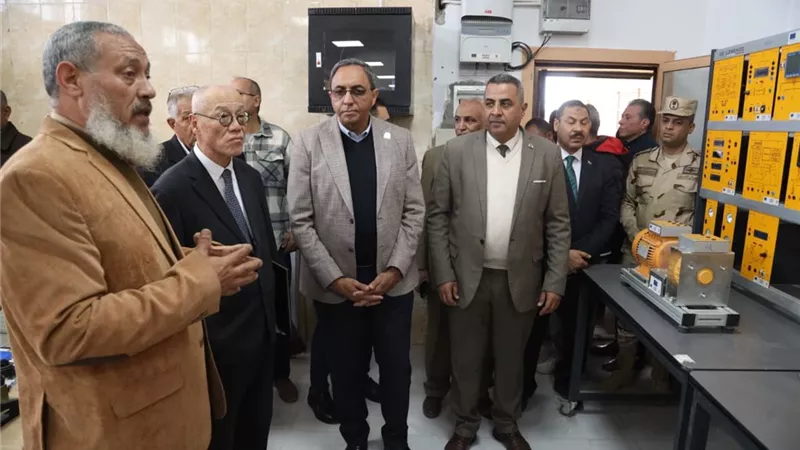 لبحث إنشاء مدرسة تكنولوجية.. السفير الياباني يتفقد الفنية الصناعية بقنا 
