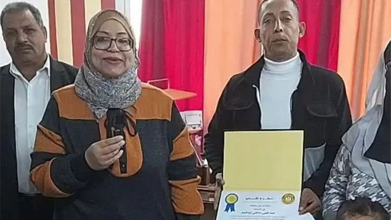 وكيلة وزارة العمل بالمنيا تكرم عامل مزلقان لإنقاذه طفلا من أمام قطار