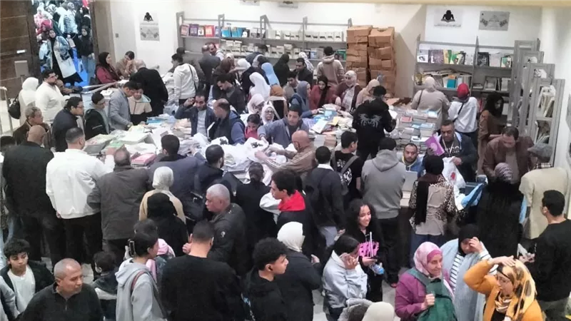 أسعار تبدأ من 10 جنيهات في «دار الكتاب» تشعل إقبال الزوار على أجنحتها| خاص