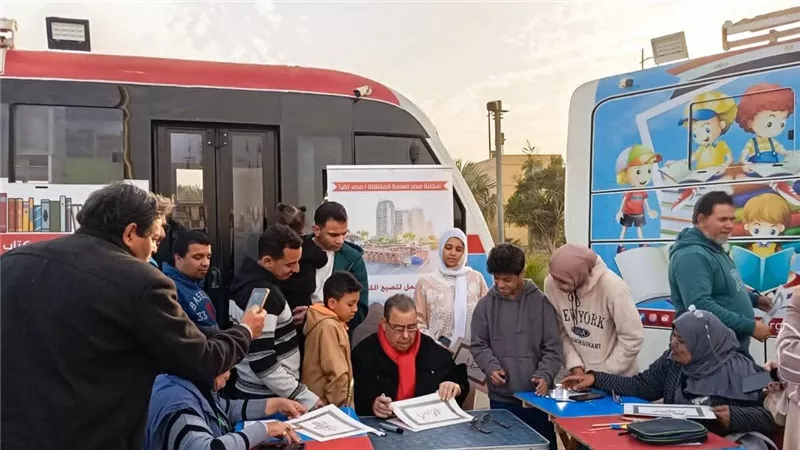 شيخ الخطاطين يزور جناح «مصر تقرأ» بمعرض الكتاب
