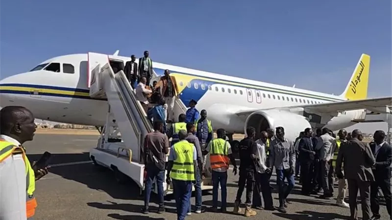 مطار الخرطوم يستقبل أول رحلة طيران منذ اندلاع الحرب في السودان