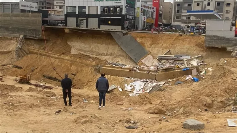 محلات في الهواء.. أول صور حادث الهبوط الأرضي بالتجمع الخامس