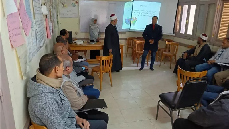 رئيس أزهرية سوهاج يتفقد البرامج التدريبية لرفع كفاءة المعلمين