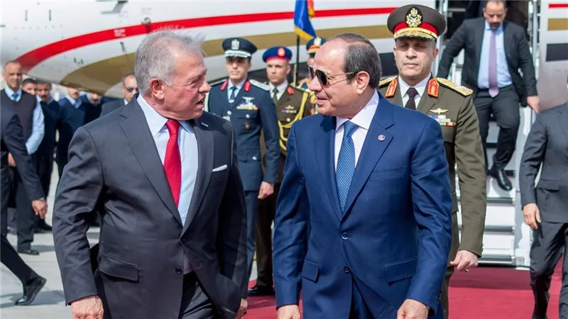 الرئيس السيسي يودع العاهل الأردني بمطار القاهرة الدولي