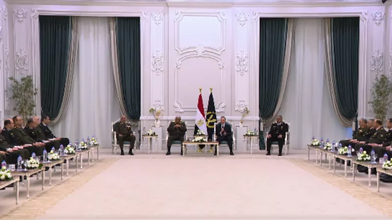 وزير الدفاع ورئيس الأركان يهنئان وزير الداخلية بعيد الشرطة