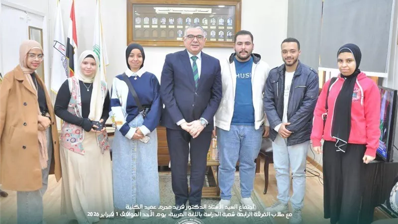 عميد كلية التجارة بجامعة عين شمس يستجيب لمطالب الطلاب