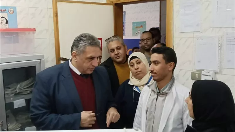 وكيل «صحة كفرالشيخ» يجري جولة تفقدية على الوحدة الصحية بالكراكات