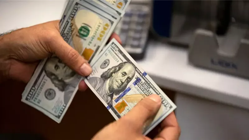 ارتداد الدولار 1% مع هبوط الذهب والفضة يربك أسواق العملات العالمية