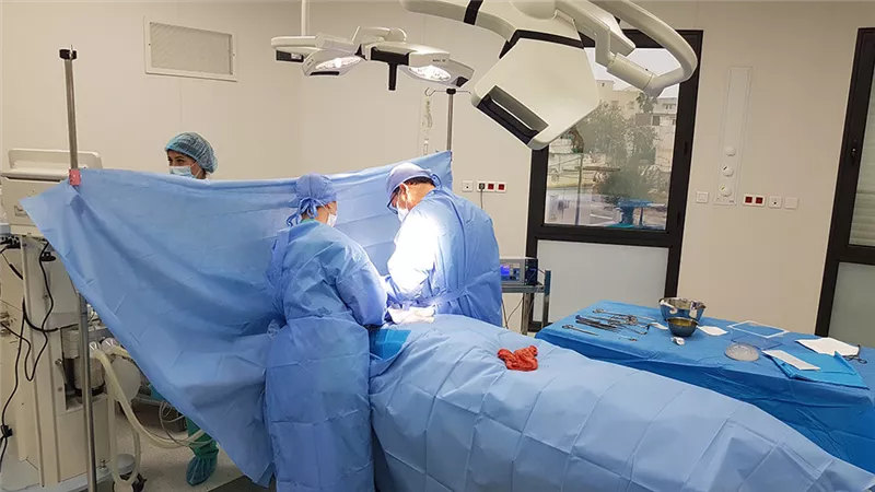 خلف الأبواب المغلقة.. أبطال المعاطف البيضاء يصارعون الوقت لإنقاذ الأرواح