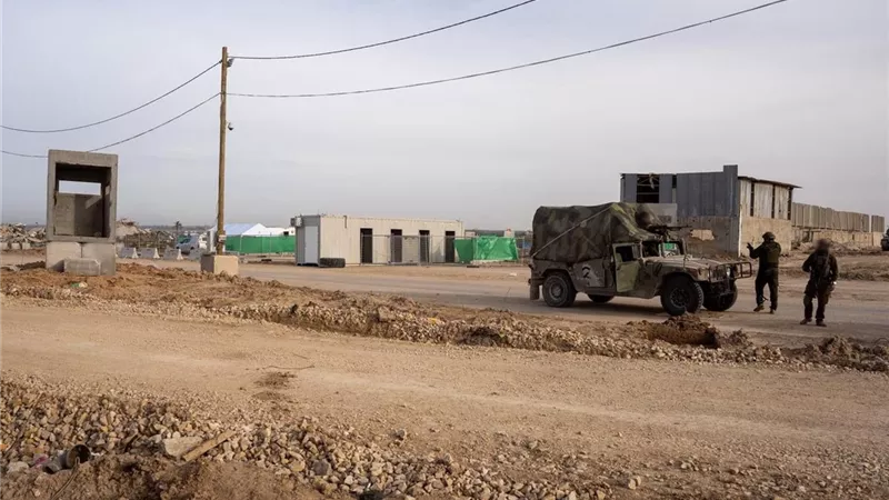 جيش الاحتلال الإسرائيلي ينشئ ممرا أمنيا لفحص القادمين إلى معبر رفح|صور