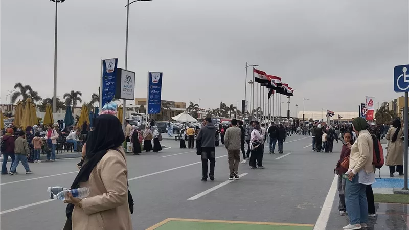 قبل إسدال الستار بيوم.. إقبال جماهيري كبير في اليوم 12 لمعرض الكتاب