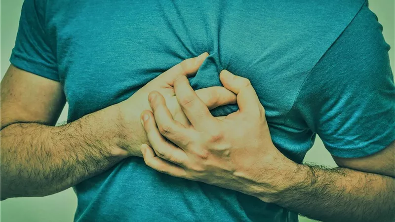 متى يكون ألم الصدر إنذاراً بنوبة قلبية؟