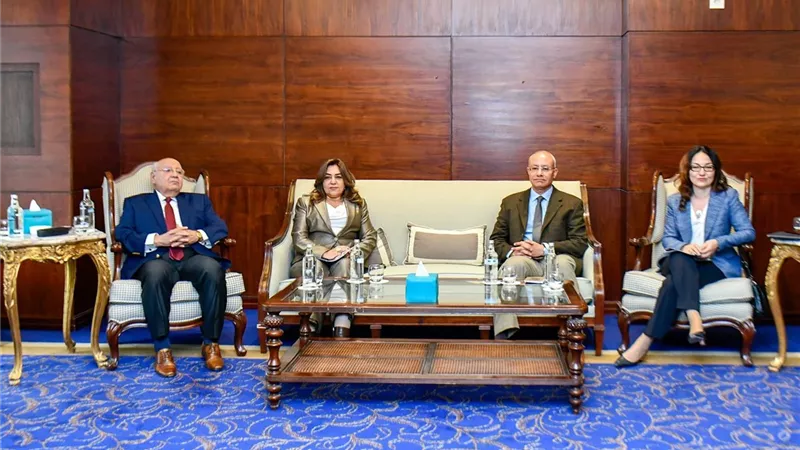 منال عوض تبحث مع البنك الدولي تنفيذ مشروع إدارة تلوث الهواء