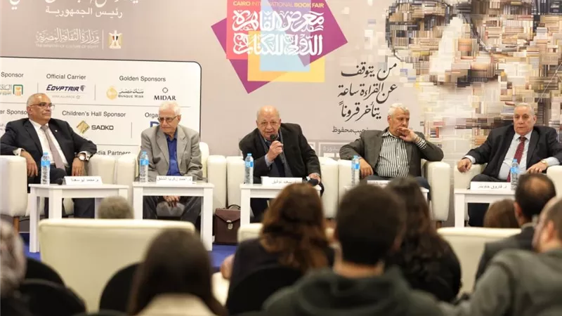 «من يكتب التاريخ؟» ندوة بمعرض الكتاب تستعيد رحلة محمد صابر عرب