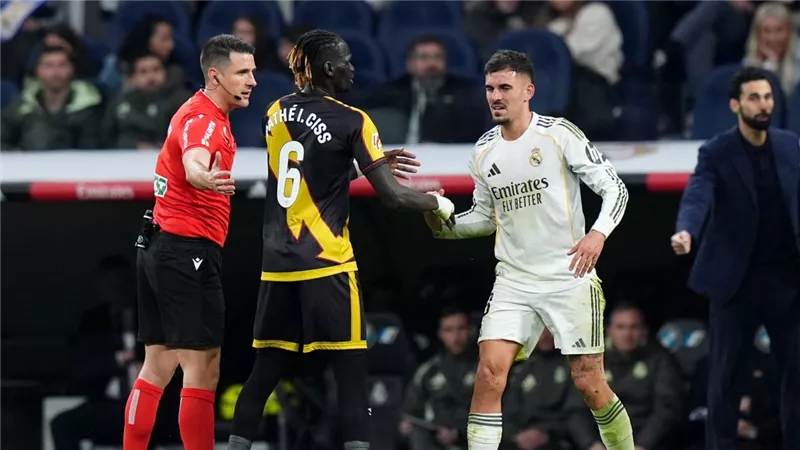 باتي سيس يعتذر لداني سيبايوس بعد طرده أمام ريال مدريد