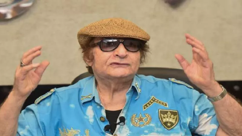 يتمتع بصحة جيدة.. محيي إسماعيل ينفي شائعة جلطة المخ| فيديو