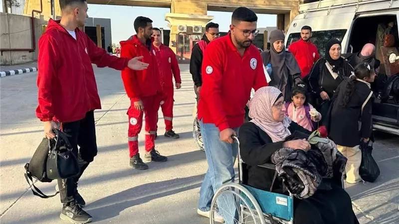 الهلال الأحمر المصري يستقبل الجرحى الفلسطينيين ويقدم «حقيبة العودة»