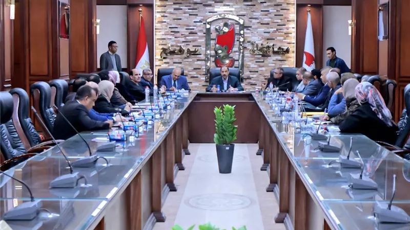 محافظ سوهاج يناقش مع أعضاء البرلمان عدة ملفات خدمية