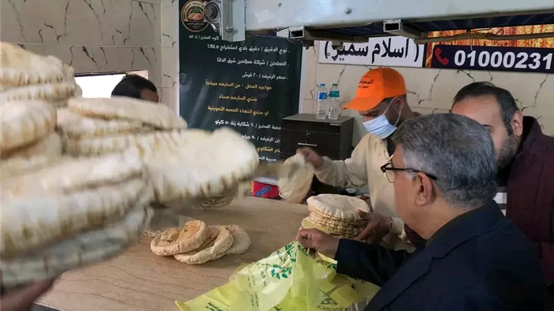 محافظ الدقهلية يجري جولة مفاجئة على المخابز بالمنصورة 