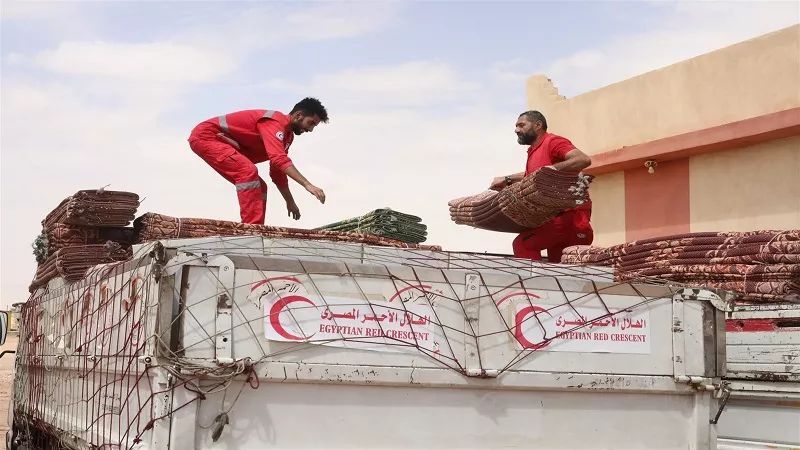 بطل الحكاية.. الهلال الأحمر المصري الجندي المجهول في إغاثة غزة|فيديو