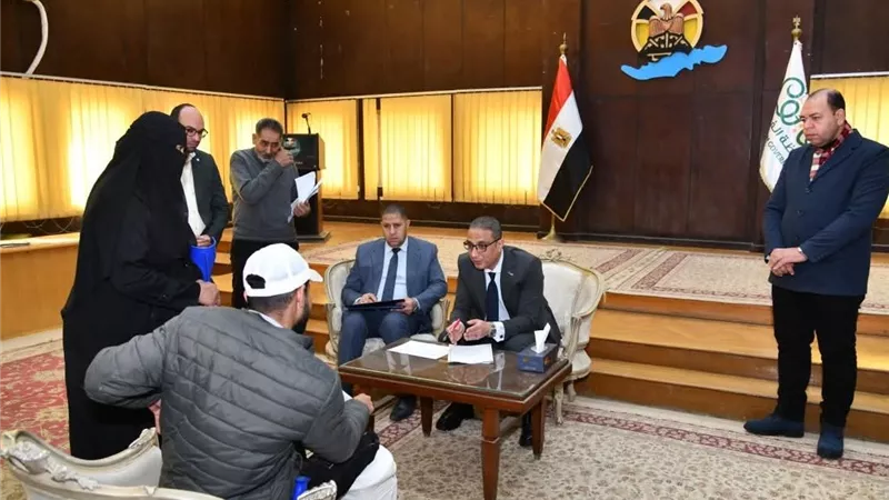 محافظ الفيوم يوجّه بتوفير تدخلات الحماية الاجتماعية للأسر الأكثر احتياجا 