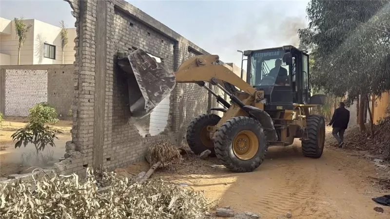 حملة حاسمة في العبور الجديدة.. إزالة تعديات على 24 فدانا وغلق منشآت مخالفة