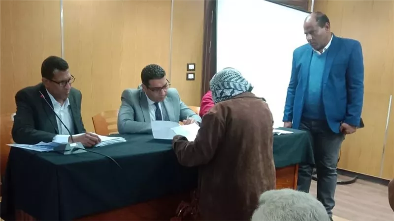 نائب محافظ الأقصر يبحث شكاوى وطلبات المواطنين