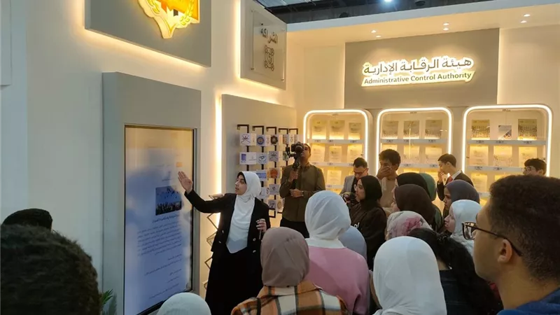 وفد جامعة العاصمة يشارك في معرض الكتاب ويزور جناح هيئة الرقابة الإدارية