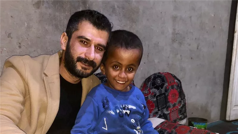 مأساة أم بالشرقية.. ابن يعاني «مياه على المخ» وتعمل في الجبل لتوفير العلاج