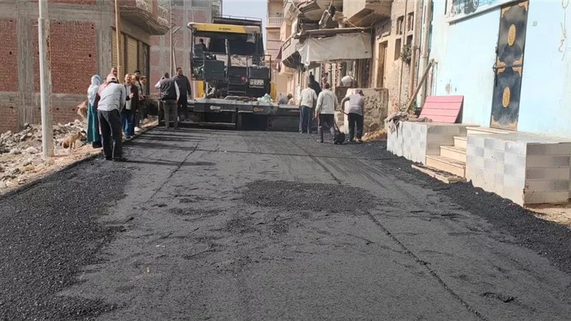 بتكلفة تتجاوز مليون جنيه.. وضع الطبقة الأسفلتية لشارع ترعة الرشيدية