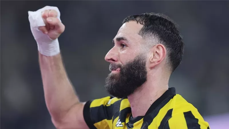 تقارير: بنزيما يقترب من الانتقال إلى الهلال بعد أزمة تجديده مع اتحاد جدة
