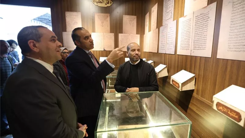 وزير الشؤون النيابية يتفقد جناح الأزهر بمعرض الكتاب