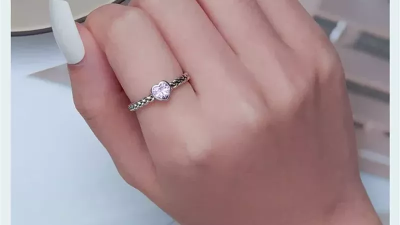 هل لبس الخاتم في إصبع السبابة حرام للنساء؟.. أمين الفتوى يجيب 