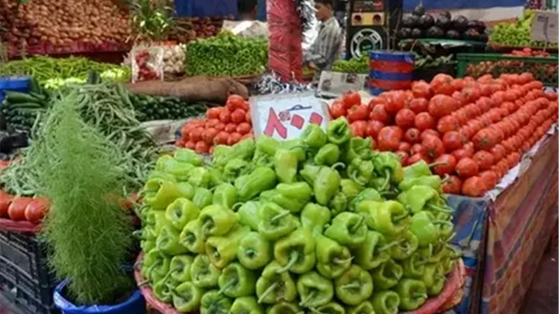 تعرف على  أسعار الخضار والفاكهة  بالعبور اليوم