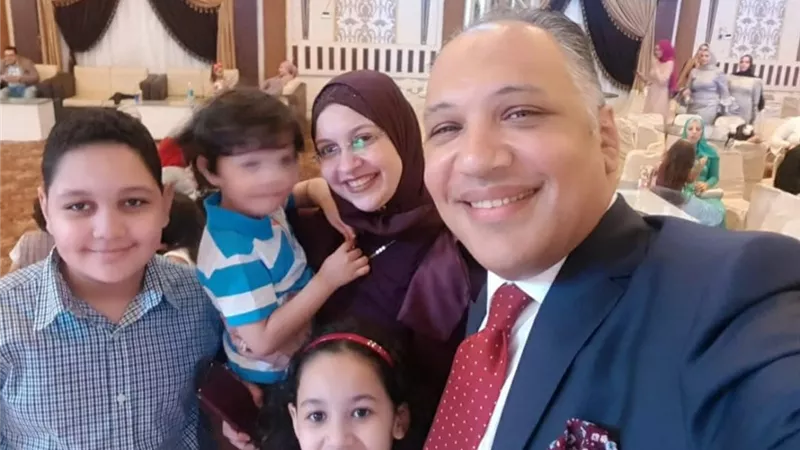 وفاة أستاذة جامعية وطفلها وإصابة الزوج والابن الثاني بانقلاب سيارة بأسيوط
