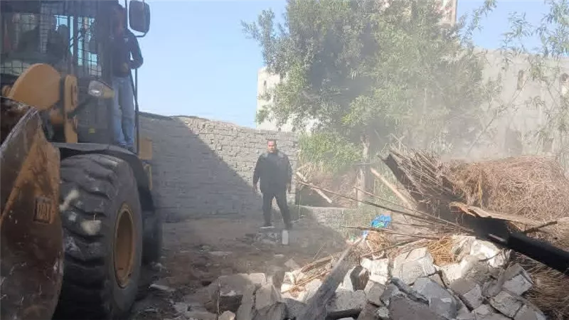 دمنهور تنفذ حملة لإزالة التعديات على مجرى الري بزاوية غزال | صور