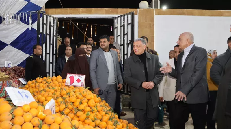 محافظ الإسماعيلية يفتتح معرض 