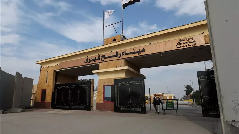 وصول الدفعة الثانية من العائدين إلى معبر رفح تمهيدًا لدخول غزة