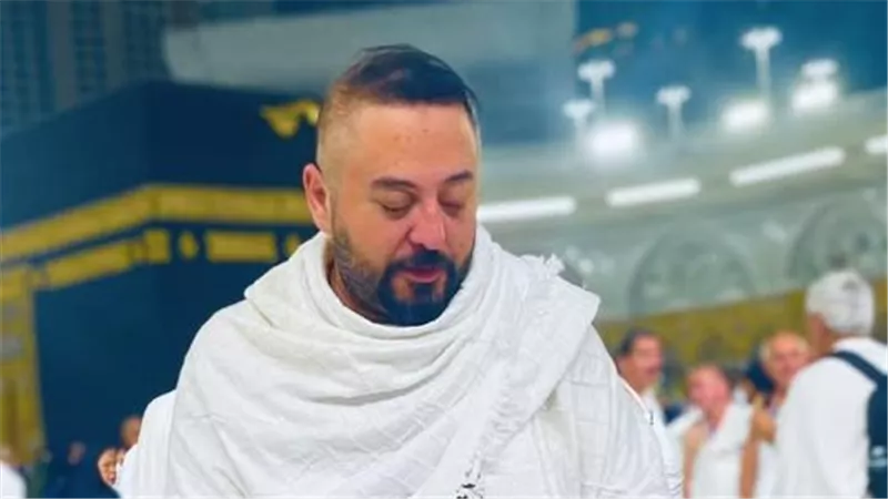 عمرو عبد العزيز يشارك جمهوره صورة من الحرم المكي 