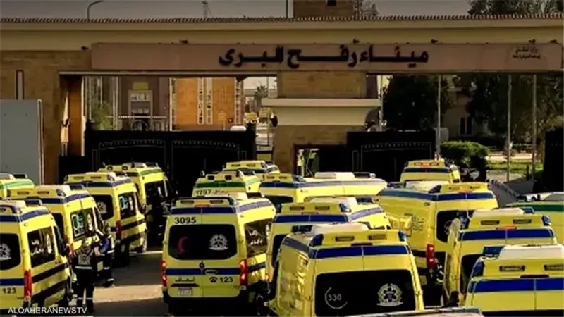  سيارات الإسعاف تصطف أمام معبر رفح لاستقبال المصابين الفلسطينيين|فيديو