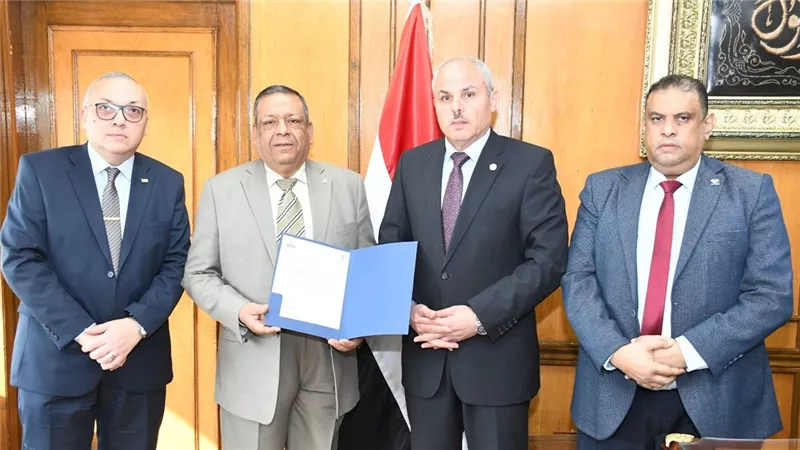رئيس جامعة قناة السويس يهنئ أمين كلية الهندسة الجديد