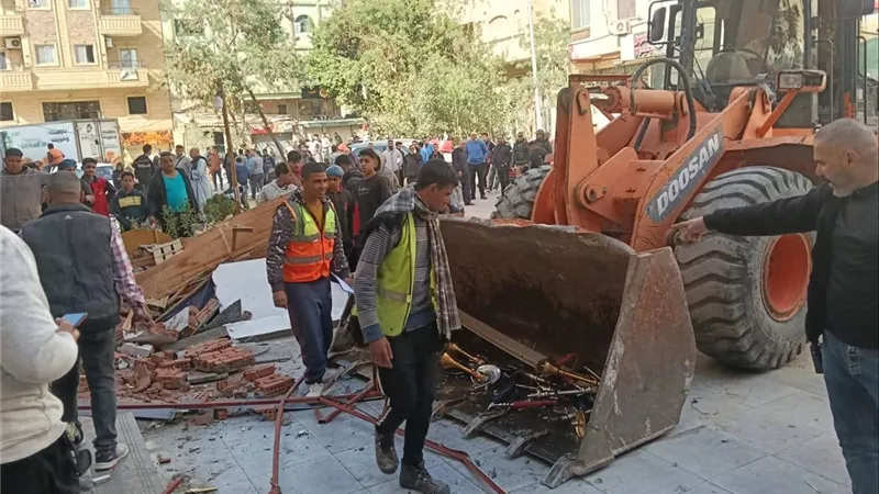 جهاز 6 أكتوبر ينفذ 7 قرارات غلق وإزالة مخالفات لإعادة النظام للمدينة