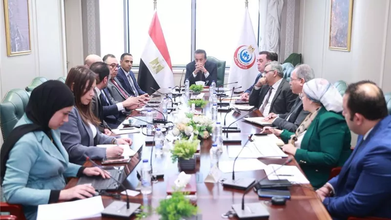 وزير الصحة يناقش مع سيمنس هيلثنيرز إنشاء مراكز متخصصة لعلاج الأورام 