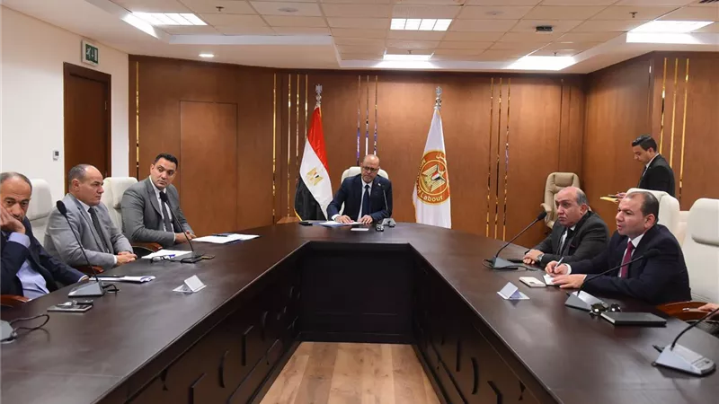 وزير العمل يلتقي ممثلي شركات الملابس الجاهزة لبحث سبل استقرار بيئة العمل 