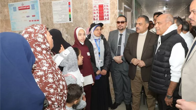 محافظ الشرقية يلتقي المواطنين للاطمئنان على الخدمات الطبية والعلاجية|صور